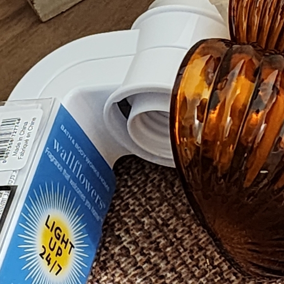 Bath & body works light up fluted pumpkin wallflower plug new - Picture 2 of 3